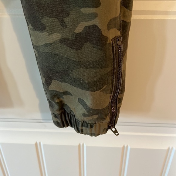 American Eagle CAMO Jogger Pants Size 2 - Picture 4 of 10